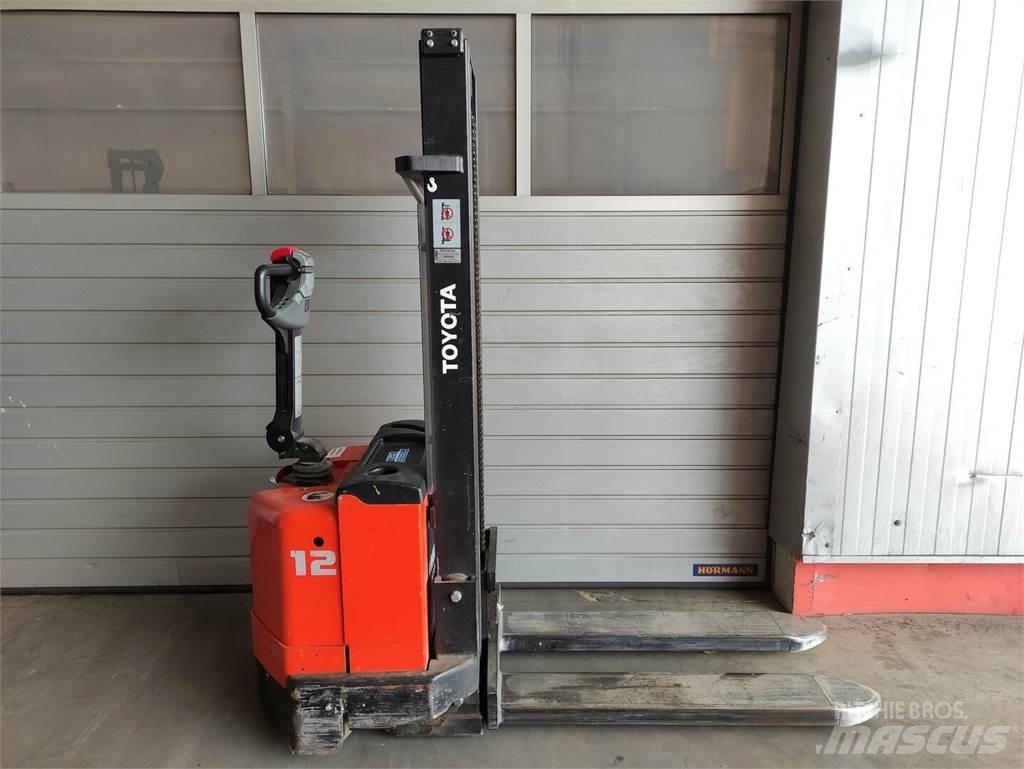 Toyota 7SM12 Pedestrian stacker